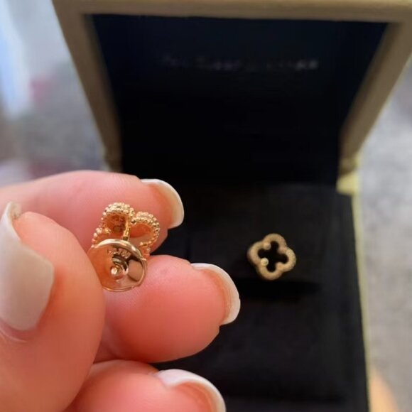 🎉✨Van Cleef & Arpels🎉✨ 18K Gold Black Earrings🎉✨ - Picture 5 of 8